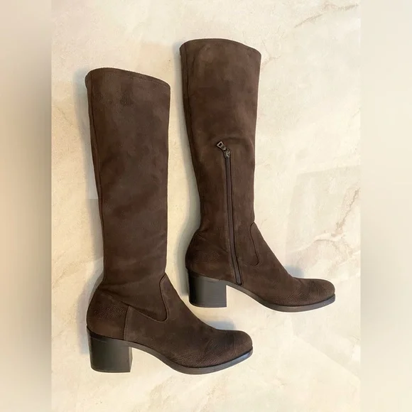 Authentic Prada suede boots - Picture 4 of 10